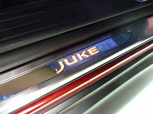 JUKE（ジューク）ＬＥＤ発光・キックプレート