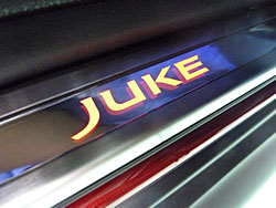 JUKE（ジューク）ＬＥＤ発光・キックプレート