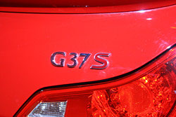 G37s クーペ・エンブレム