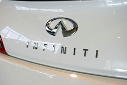 G37　クーペ　エンブレム