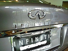 Infiniti　M37　トランクオーナメント