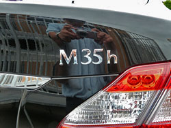 ハイブリッド仕様車　エンジンカバー