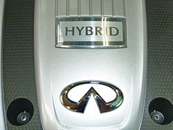 ハイブリッド仕様車　エンジンカバー